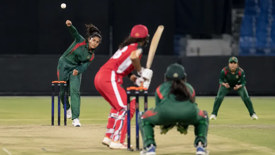Seorang bowler Bangladesh melempar bola saat pertandingan, dengan fielder tersebar di sekitar lapangan