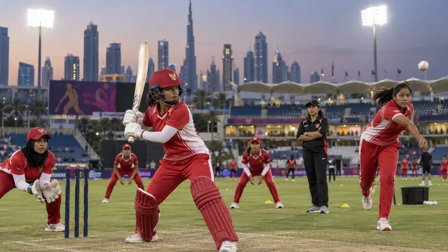Tim Indonesia berlatih di lapangan latihan menjelang turnamen, dengan latar langit Dubai